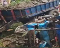 ट्रैक्टर की टक्कर से 11 हजार वोल्ट का पोल टूटा