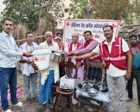अग्नि पीड़ित को राहत सामग्री प्रदान
