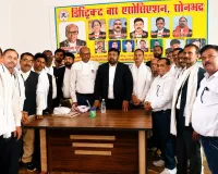 भीषण गर्मी को देखते हुए 15 वरिष्ठ अधिवक्ताओं को किया गया गमछा वितरण