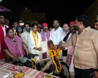 मेधावी छात्रा प्रांजलि को साइकिल देकर किया सम्मानित