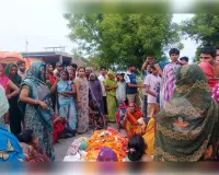 परिजनों द्वारा लगया गया जाम ।