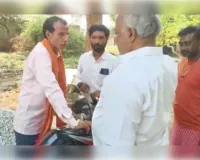 ग्राम पंचायत के नाली में कराया जा रहा है घटिया निर्माण 