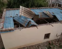 तेज आंधी तूफान में पेड़ पौधे मकान पर रखे गए टिन सेट हुए ध्वस्त