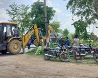 अनियंत्रित होकर गड्ढे में पलटी मिट्टी लदी ट्रैक्टर-ट्रॉली