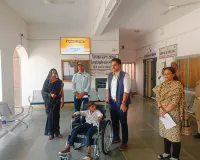 दिव्यांग छात्र की पीड़ा सुन भावुक हुए जिलाधिकारी