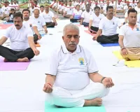 अंतरराष्ट्रीय योग दिवस पर कानपुर के ग्रीन पार्क में लोगों ने बड़ी संख्या में किया योगाभ्यास