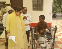 सराहनीय पहल : जिलाधिकारी ने दिव्यांग व्यक्ति को मौके पर ही दिलाई ट्राईसाइकिल