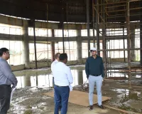 निरीक्षण:निर्माण की धीमी रफ्तार पर डीएम ने जताई नाराजगी, काम जल्द पूरा कराने के दिए निर्देश