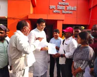 *पंचायत सहायकों ने मोबाइल की मांग को लेकर विधायक विनय वर्मा को सौंप ज्ञापन*