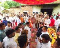 मुकेश हत्याकांड :  पीड़ित परिवार से मिले नगर विकास राज्यमंत्री मंत्री, 1 लाख की आर्थिक मदद की, कहा दोषियों पर होगी कठोर कार्रवाई