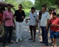 ग्राम पंचायत बबुरी के रोजगार सेवक जल सहयोग से रहागीरों को शरबत वितरण किया 