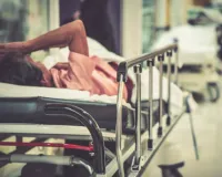 गरीब मरीज पूछ रहा है— क्या मेरा जीवन इतना सस्ता है?