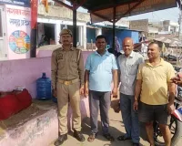प्यासे राहगीरों के लिए फरिश्ता बने आरक्षी, ड्यूटी के साथ निभा रहे मानवता का धर्म