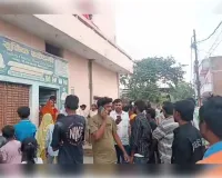 टीचर द्वारा बच्ची के साथ अश्लील हरकत,परिजनों ने पुलिस को सौंपा 