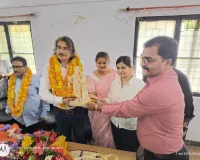 जिले के स्वास्थ्य विभाग द्वारा निवर्तमान मुख्य चिकित्सा अधिकारी डॉक्टर सी एल वर्मा को भावभीनी विदाई देते हुए नवागत मुख्य चिकित्सा अधिकारी डाक्टर कीर्ति कुमार मिश्रा का किया स्वागत