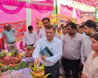जनचौपाल में प्रमुख सचिव सहकारिता ने सुनीं ग्रामीणों की समस्याएं।