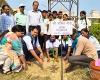 जिलाधिकारी ने अटल आवासीय विद्यालय गुरमुरा का किया औचक निरीक्षण