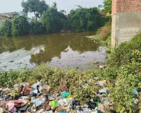 सोनहटी बुजुर्ग में पानी और जलकुंभी के बीच चल रहा मनरेगा कार्य प्रधान सचिन और वीडियो की मिले भगत से