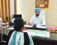 जनसुनवाई में जिला पदाधिकारी ने सुनीं 74 शिकायतें