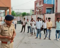 तेज रफ्तार मट्टी लदी ट्रैक्टर ने मोटरसाइकिल में जोरदार टक्कर मारी