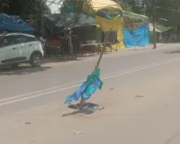 खान चौराहे के बीच सड़क पर बना बड़ा गड्ढा, राहगीरों की जान जोखिम में।