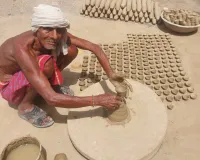 दम तोड़ती कुम्हारों की परंपरा: मिट्टी से जुड़ी संस्कृति और आजीविका पर गहराता संकट डॉ. मणि शंकर द्विवेदी