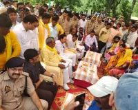 प्रभारी मंत्री ने अग्निकांड पीड़ितों से मुलाकात कर प्रदान की आर्थिक सहायता