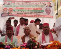 जर्जर सड़क पर सियासत गरम: सपा का विशाल धरना, राज्यपाल को भेजा ज्ञापन