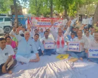 टीईटी परीक्षा की अनिवार्यता के विरोध में शिक्षकों का दिया धरना और दिया ज्ञापन