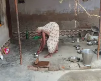 सुल्तानपुर निवासी 90 वर्ष से अधिक आयु की बुजुर्ग मां पुरबिन आज भी हर काम से नहीं हटती पीछे
