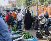नैनी सब्जी मंडी के सामने सड़क पर आम विक्रेताओं का कब्जा 