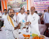 सोरांव की रात्रि ग्राम चौपाल में सांसद प्रवीण पटेल ने सुनीं जनसमस्याएं, विकास योजनाओं पर किया संवाद।