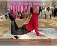 योग, शिक्षा और सेवा का संगम: APED हेल्प फाउंडेशन ने मनाया अंतर्राष्ट्रीय योग दिवस, जरूरतमंदों को बांटे गए वस्त्र