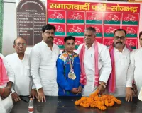 सपा कार्यालय पर रवि सिंह का हुआ भव्य सम्मान,  पूर्व मुख्यमंत्री  अखिलेश यादव  ने दी एक लाख रुपये की प्रोत्साहन राशि