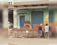 सीखड़: स्वतंत्रता संग्राम सेनानी एवं प्रथम विधायक पंडित विजया नंद मिश्र के नाम का शिलापट्ट ढका, जांच की मांग