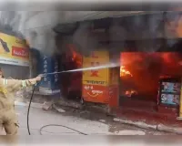 धुंधीकटरा में कपड़ा और जूते की दुकानों में भीषण आग, तीन दमकल गाड़ियों ने पाया काबू