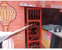 मंदिर में घुसी क्रेन बाल बाल बचे दर्शनार्थी। 