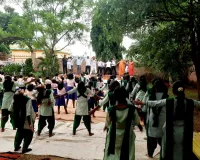 उत्क्रमित मध्य विद्यालय हरिजन करमा में मनाया गया अंतरराष्ट्रीय योग दिवस, स्वस्थ जीवनशैली अपनाने का दिया गया संदेश