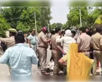 करमा में डंपर की चपेट में आने से महिला की मौत, परिजनों का हंगामा