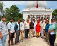 .गुरु पूर्णिमा के अवसर पर ब्लॉक प्रमुख ने शिव मंदिर में किया जल अभिषेक 