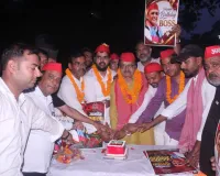 केक काटकर व वृक्षारोपण कर मनाया अखिलेश यादव का जन्म दिन 