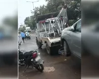 यातायात व्यवस्था में बाधित बनीं कारों को क्रेन से खींचकर भिजवाया थाने 