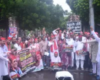 गांधी प्रतिमा पर ताला, बारिश में भी सपा का प्रदर्शन
