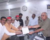 सफेद कॉलोनी ध्वस्तीकरण मामला: समाजवादी पार्टी ने डीएम को सौंपा ज्ञापन, प्रभावित परिवारों को राहत दिलाने की मांग