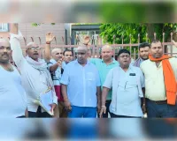मांगों को लेकर ऑटो-लोडर चालकों का परिवहन आयुक्त कार्यालय पर प्रदर्शन
