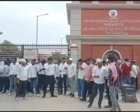 मूल्यांकन में गड़बड़ी के विरोध में रज्जू भैया विश्वविद्यालय में छात्रों का प्रदर्शन।