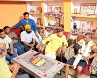 भाजपा नेता संजय श्रीवास्तव को देखने पहुंचे महापौर।
