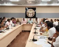 सुगम यातायात की मांग को लेकर व्यापार मंडल ने डीएम को सौंपा ज्ञापन।
