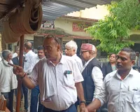 बीना वैध दस्तावेज / सीओपी धारी अधिवक्ताओं के न्यायालय में ड्रेस कोड पहनकर अनाधिकृत प्रैक्टिस की बार एसोसिएशन टीम ने की जांच पड़ताल