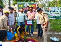 रुद्राक्ष, चंदन व मौलश्री समेत 51 पौधे रोपे, पूर्व विधायक को चंदन का पौधा भेंट कर किया सम्मानित